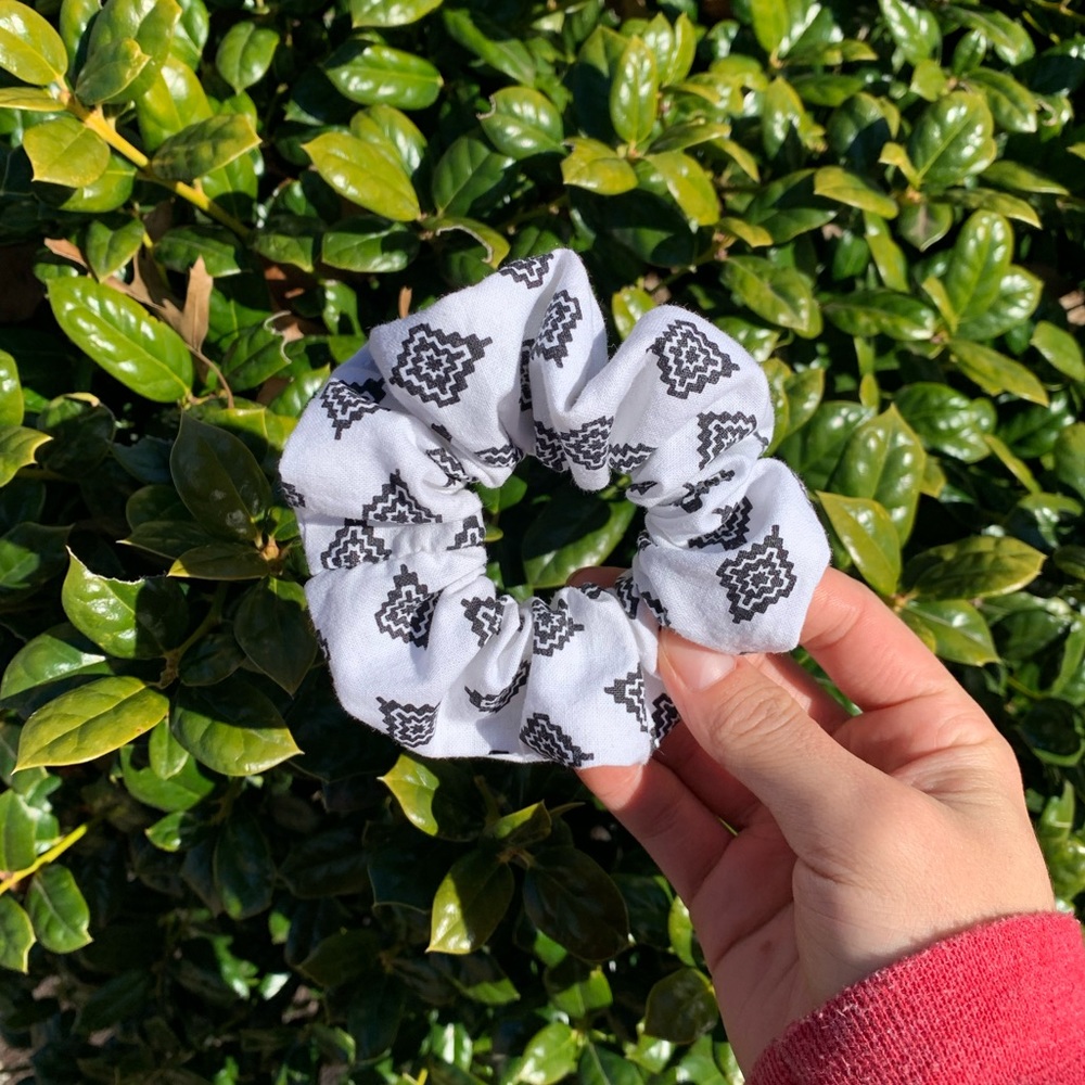 Scrunchie Set ๐๐ค - Picture 3 of 4